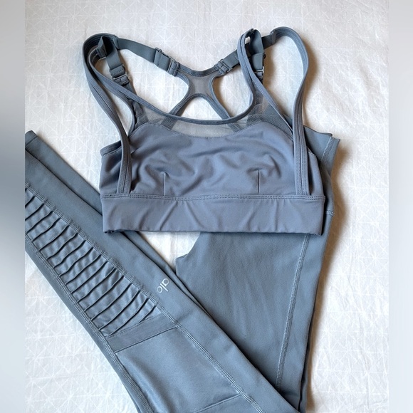 Alo Yoga Moto leggings & matching scope bra in blue haze - Picture 3 of 8